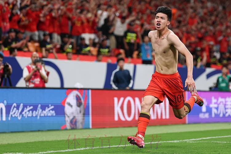 王钰栋开出前场任意球，彭啸禁区内劲射破门！比分变为1比0！